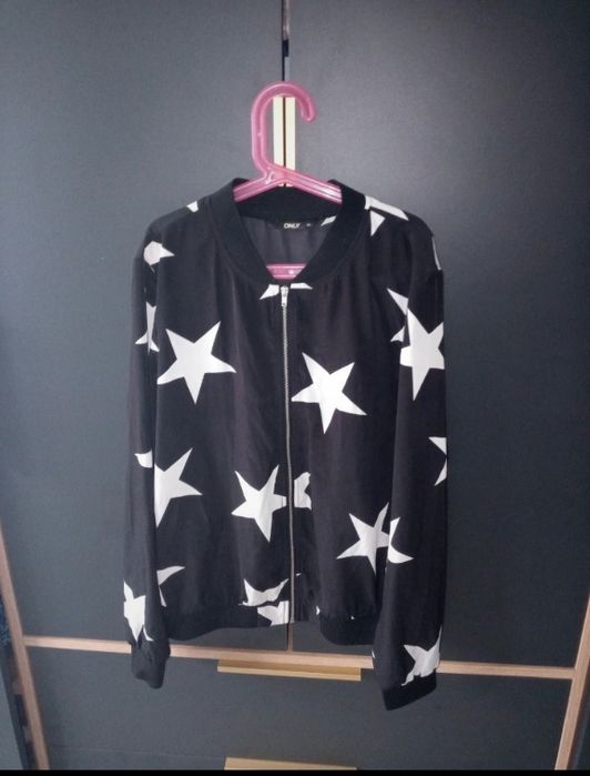 Cienka czarna bluza w gwiazdy 36 only