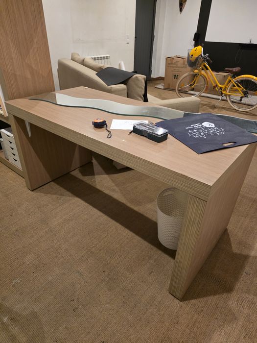 Móveis de escritório, estantes e secretárias