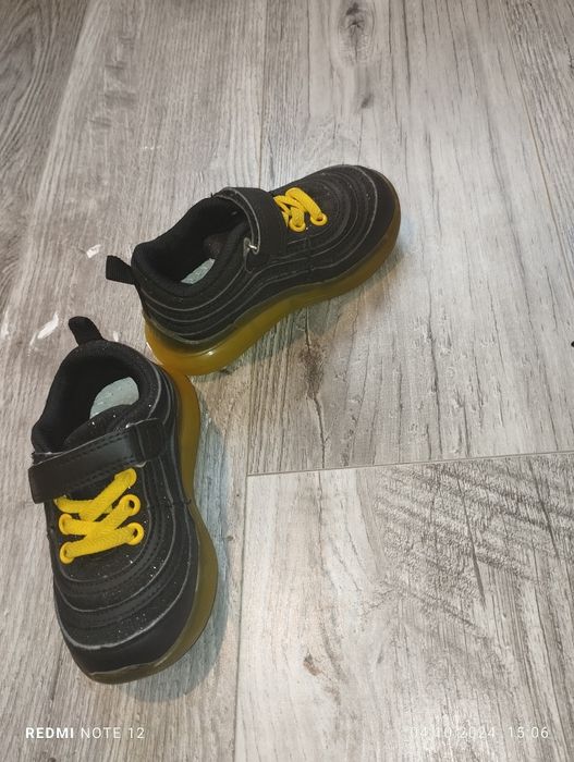 Кросівки з ледь підсвіткою