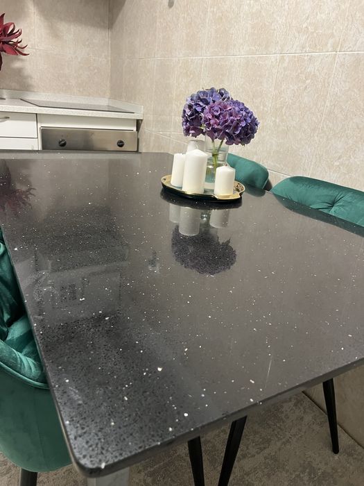Mesa de Jantar Preta – Tampo Pedra/Preto Brilhante – Excelente Estado (SEM CADEIRAS)