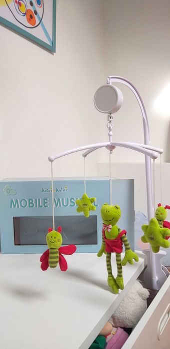Mobile musical para cama de bébé