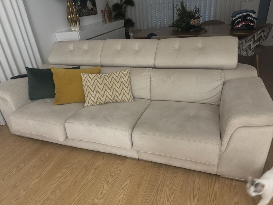 Sofá bege com 3 lugares