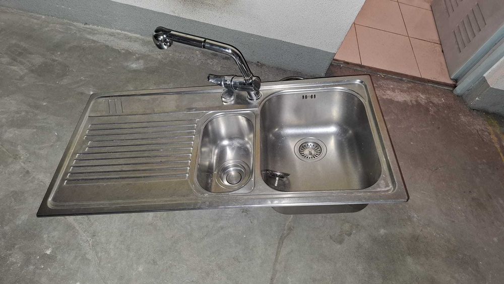 Lavatório de cozinha com torneira extensível - grande e impecável