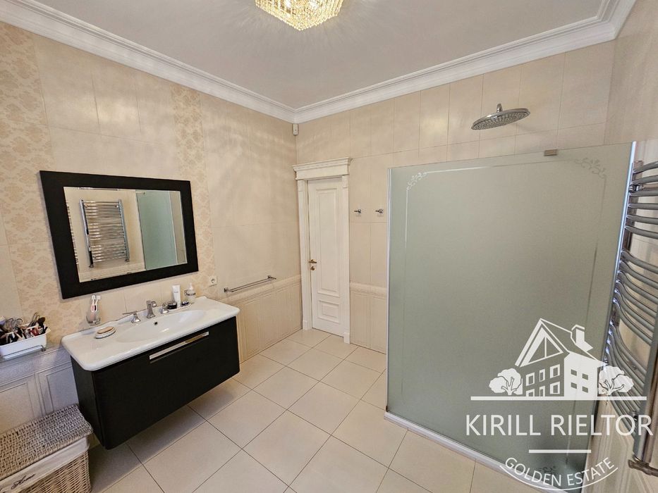 В городке "Золотые Ключи" продается дом с баней и бассейном