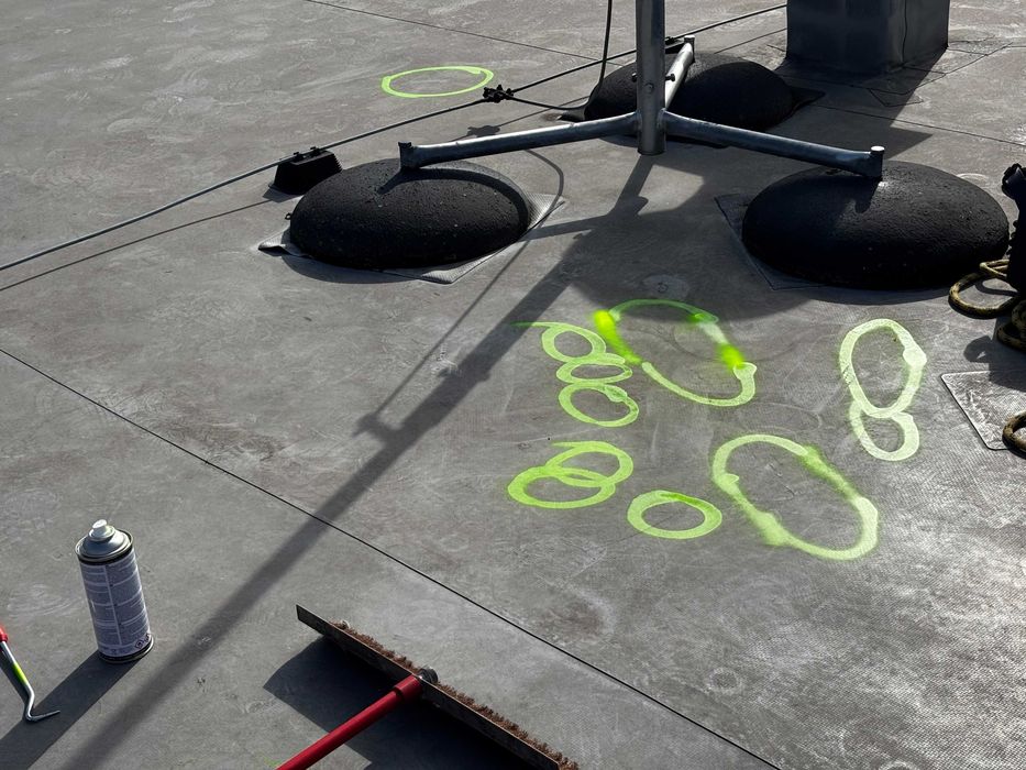 Naprawa i wykrywanie przecieków dachów płaskich i tarasów.