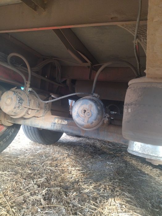 Бортовий зерновоз на повному ходу