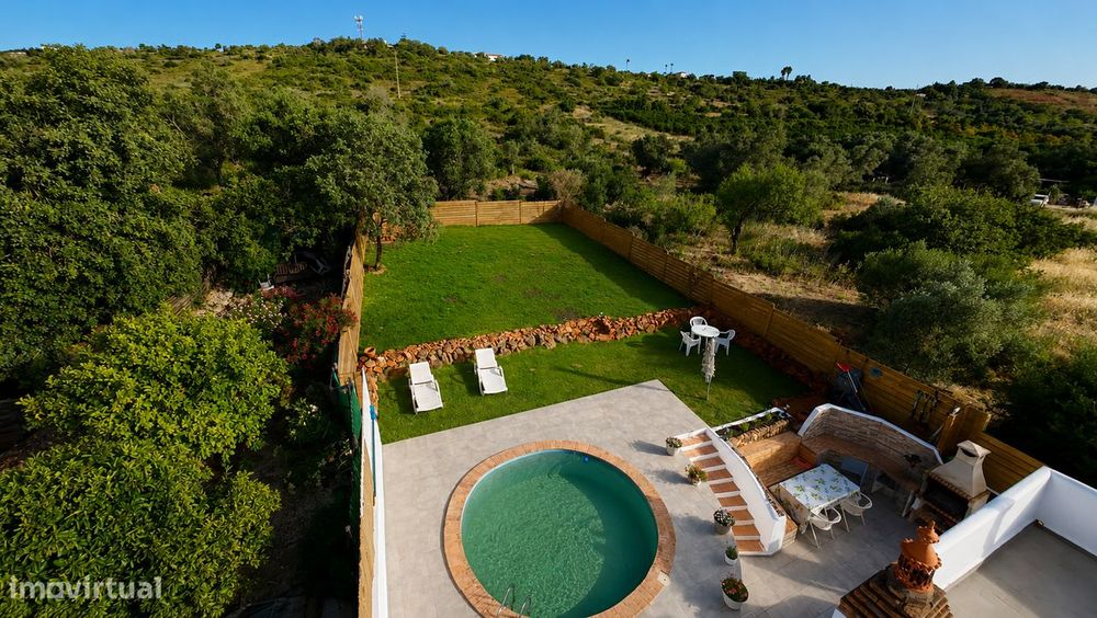Moradia Renovada com Piscina e Vista Serra