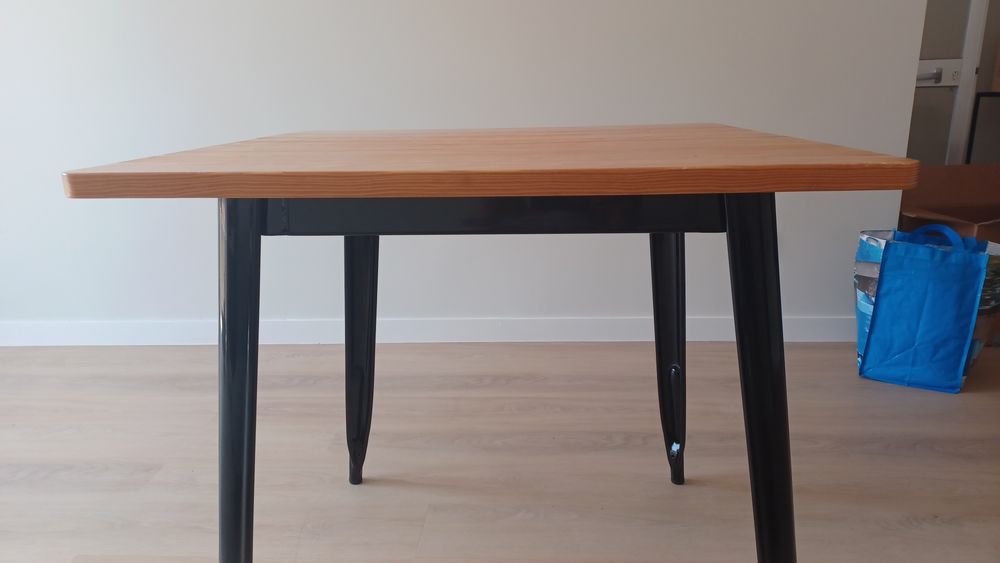 Mesa Sklum quadrada