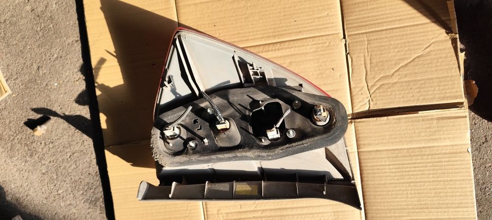Honda FR-V 2004r. Lampa tył prawa lewa