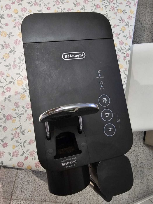 Máquina de Café DELONGHI Nespresso Lattissima One Evo EN510.B Preto