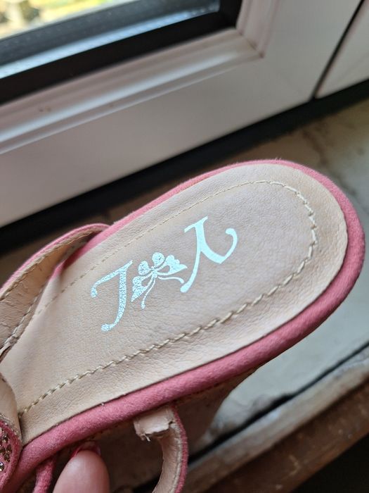 Sandalias novas de cunha