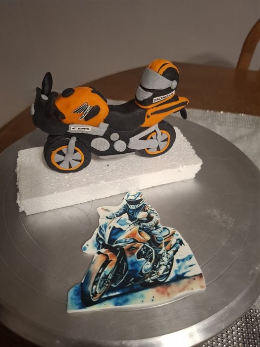 Motor na tort z masy cukrowej