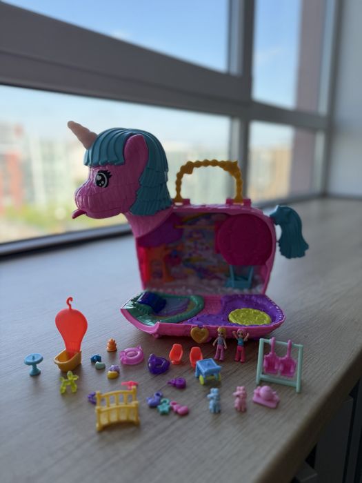 ігровий набір Polly Pocket "Святкова вечірка єдинорогів" (модель HYD96), виконаний у формі яскраво-рожевої піньяти з бірюзовою гривою
