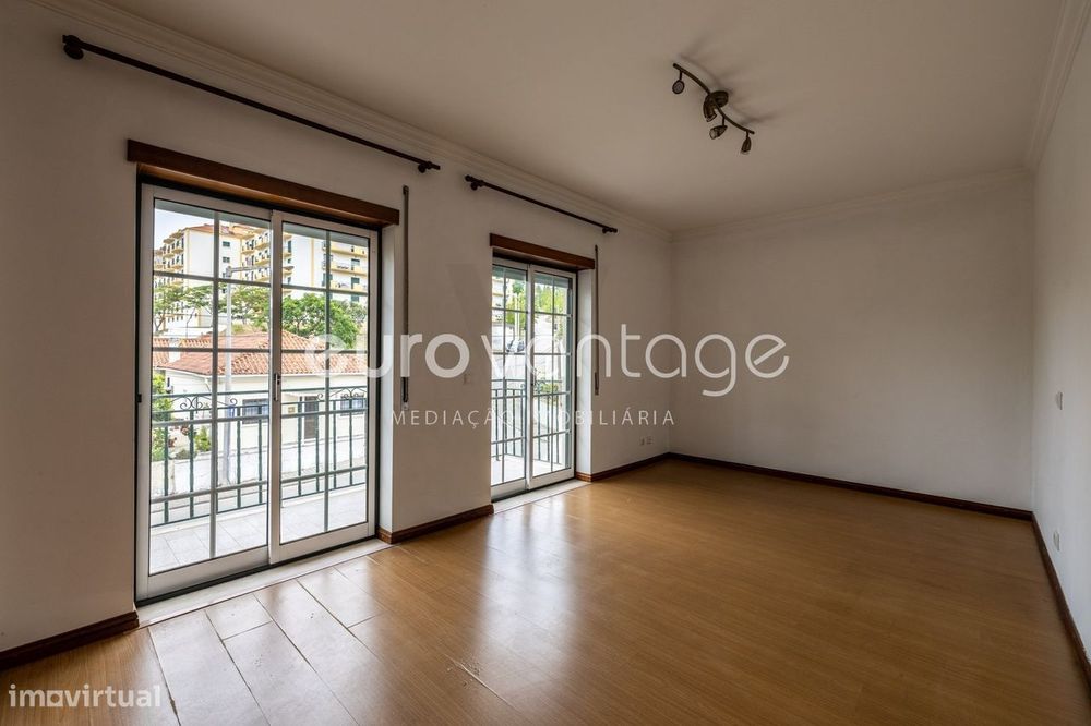 Apartamento T3 c/ Sótão & Parqueamento | Telheiro, Leiria