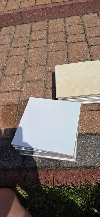 Kafelki 24x24 - 2 metry + 20x20 - 23 sztuk 2 różne kolory