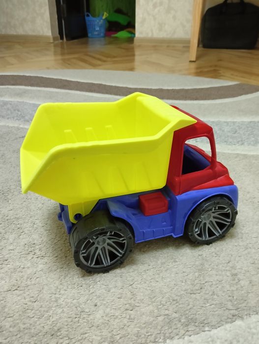 Будівельні машини: трактор і самосвал