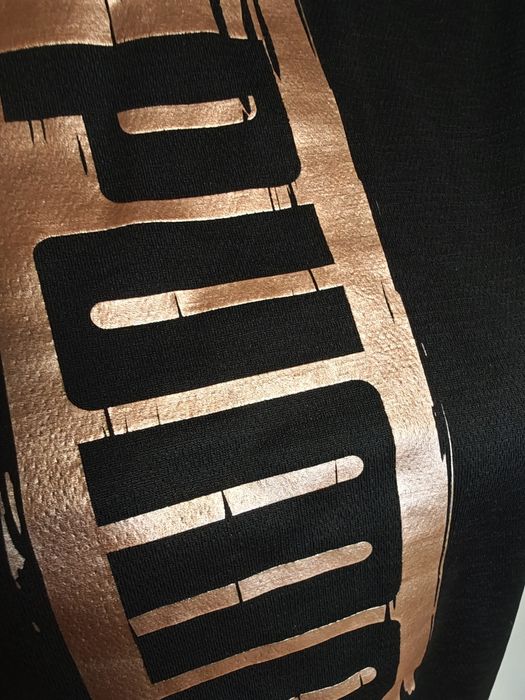 Czarna koszulka że złotym napisem Puma rozm L