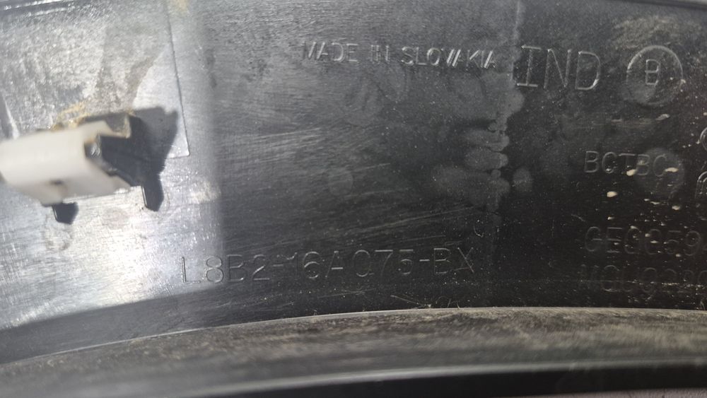 Listwa błotnika przednia lewa LandRover Defender L8B2-16A075-BX