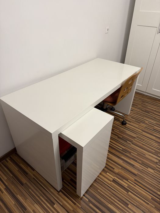 MALM Biurko + krzesło ikea z wysuwanym panelem, biały, 151x65 cm