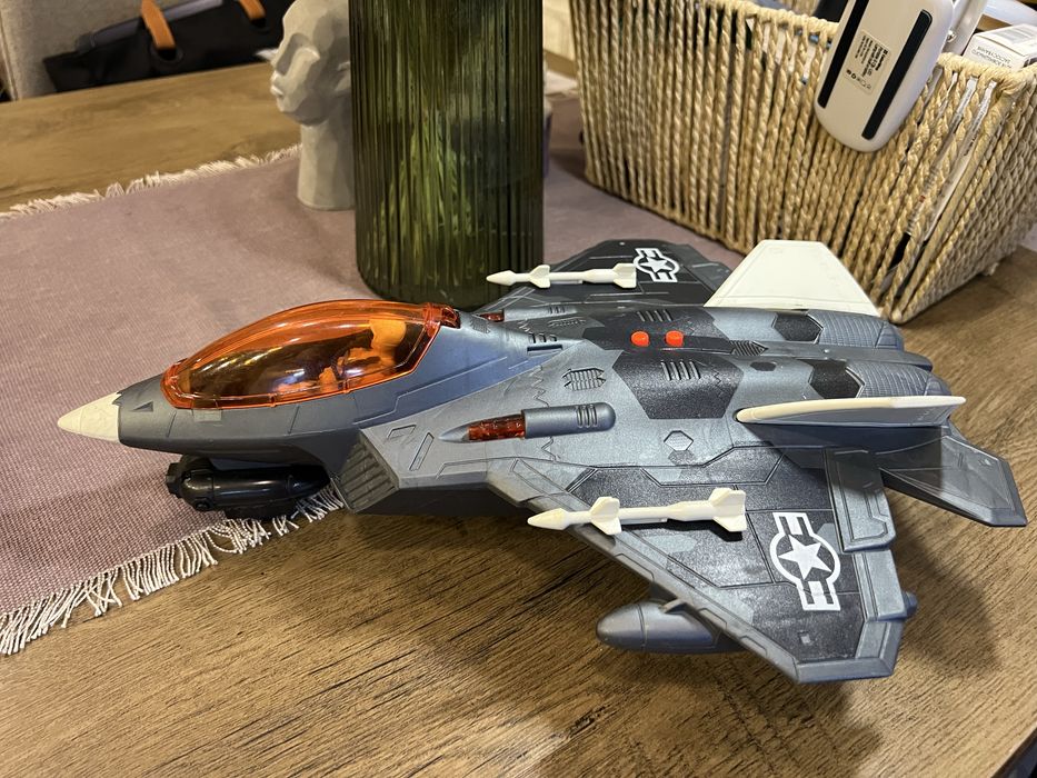 Іграшковий сомольот винищувач з пілотом