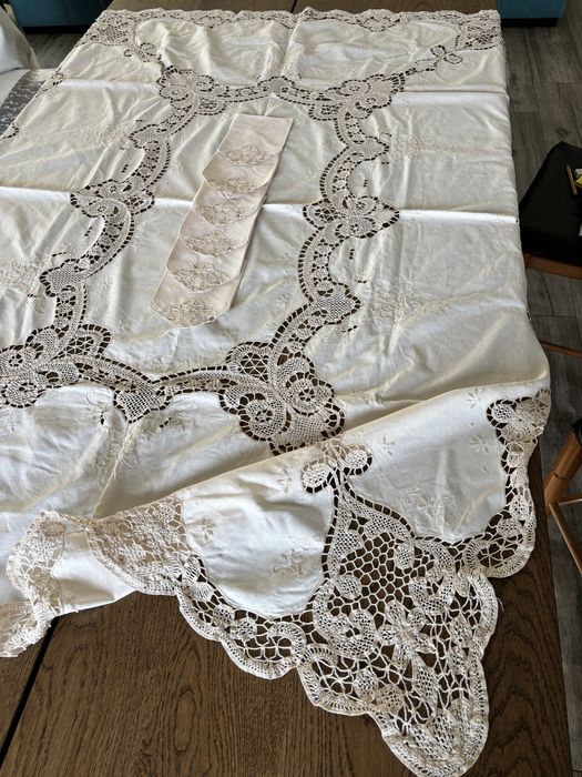Toalha de mesa bordada a mão e renda tradicional