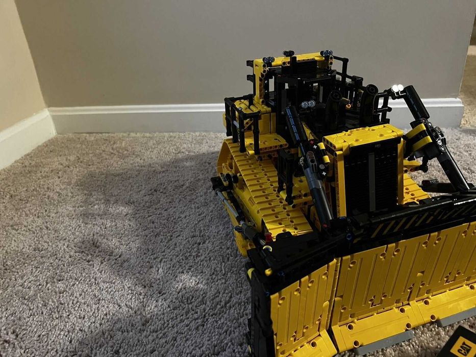 LEGO Technic 42131 Zdalnie sterowany buldożer Cat D11 nowy zmontowany