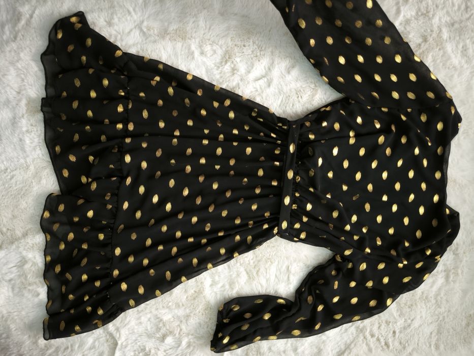 Vestido preto e dourado festivo