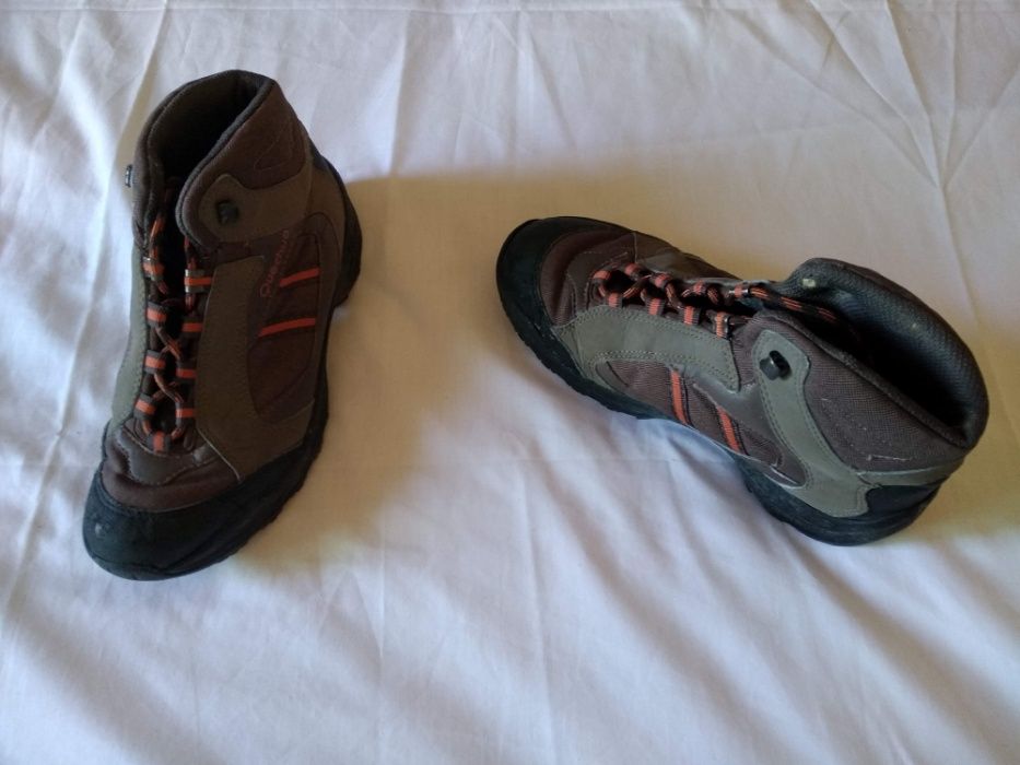 Botas para adolescente cano curto para chuva, com cordões cor laranja.