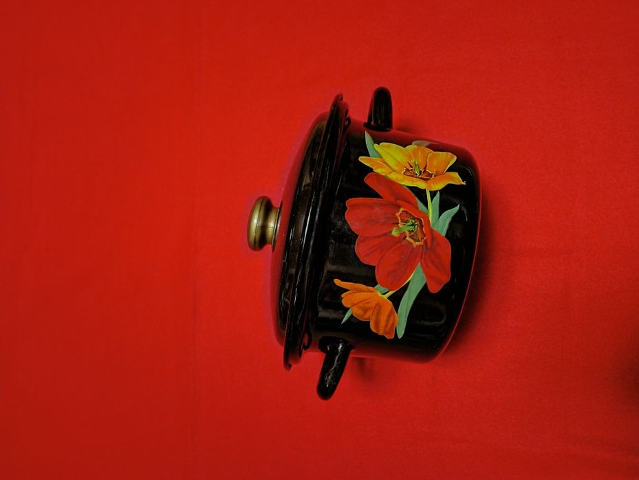 Эмалированная кастрюля на 3 литра.