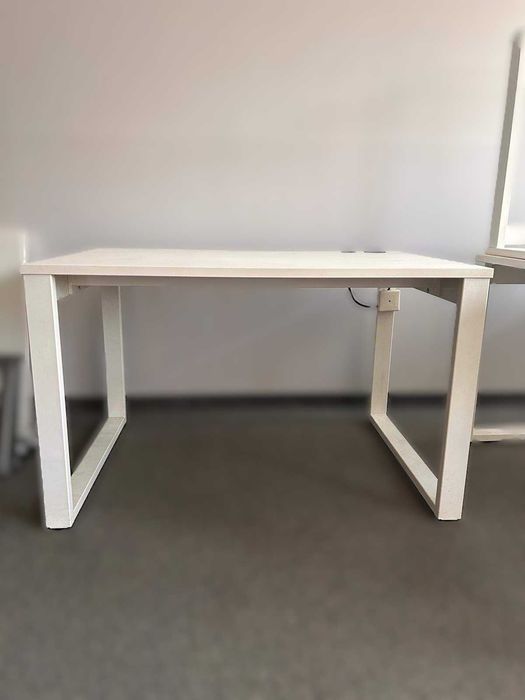 Biurko białe z gniazkami