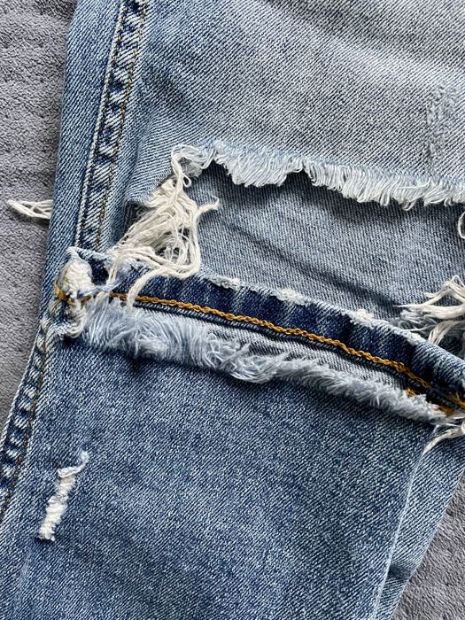Spodnie jeansowe z dziurami, przetarciami Zara