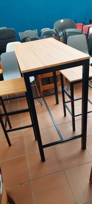 Mesa alta com bancos