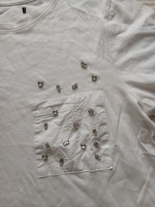 Biały tshirt z cyrkoniami I kieszonką rozm. S/M.