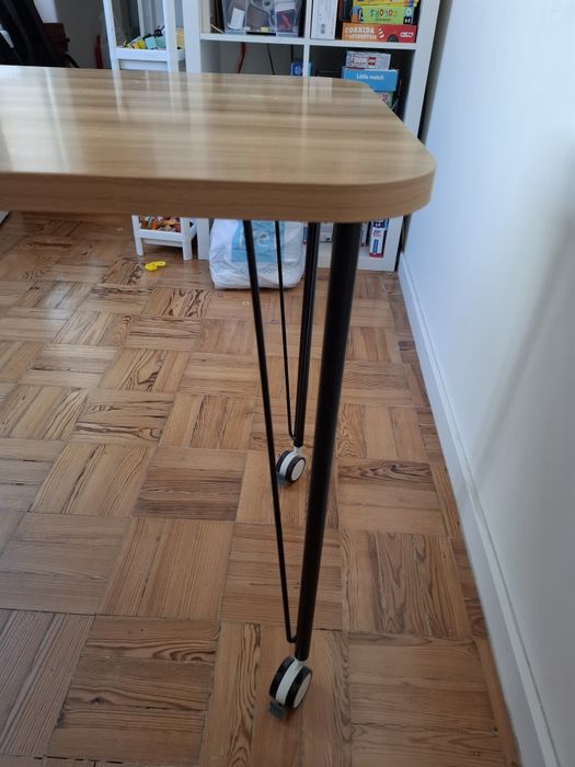 Mesa de Escritório/Computador com Rodas – 120 × 60 cm – Excelente Estado