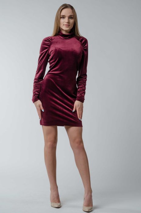 Sukienka welurowa z golfem bordowa