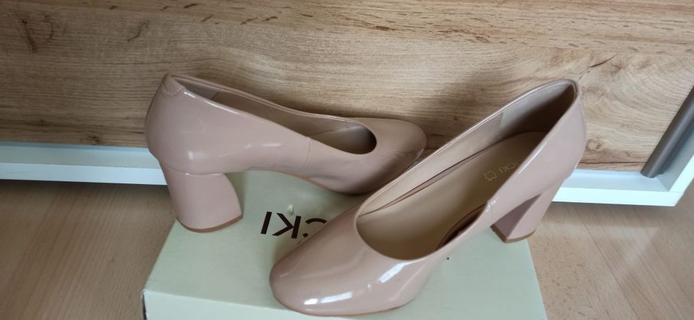 Buty lakierki na obcasie Lasocki. Czółenka