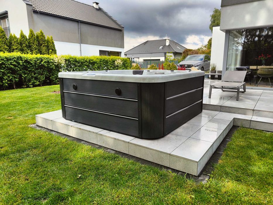 Nowe Jacuzzi całoroczne . Z możliwością podłączenia pieca na drewno