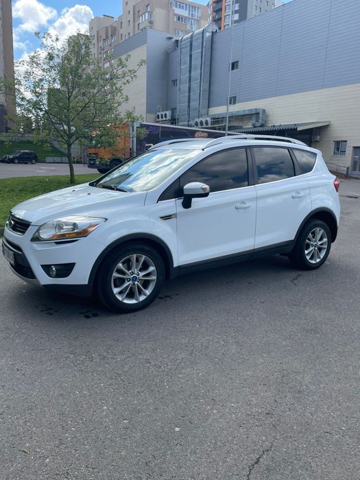 Авто Ford Kuga 2012 офіційний.