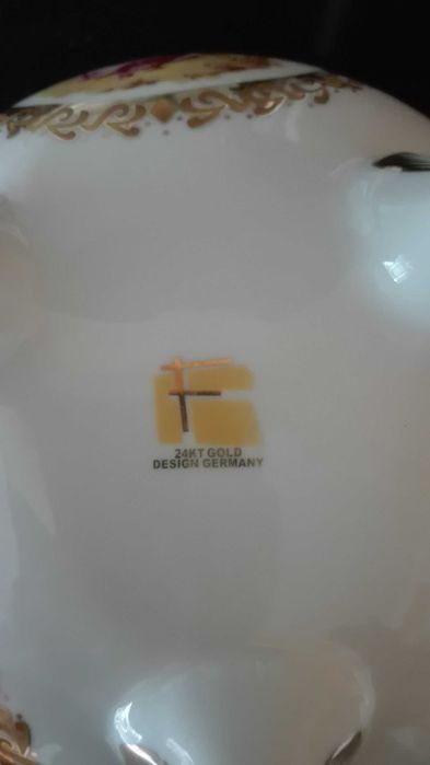 Vaso decorativo com pintura a ouro