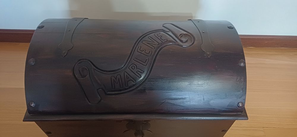 Arca de madeira restaurada, com gravação de nome