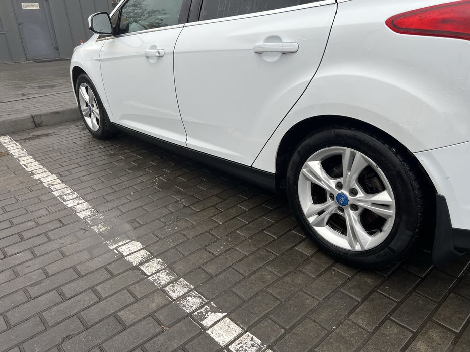 Ford Focus 3 хэтчбек 2012 1.6 газ/бензин