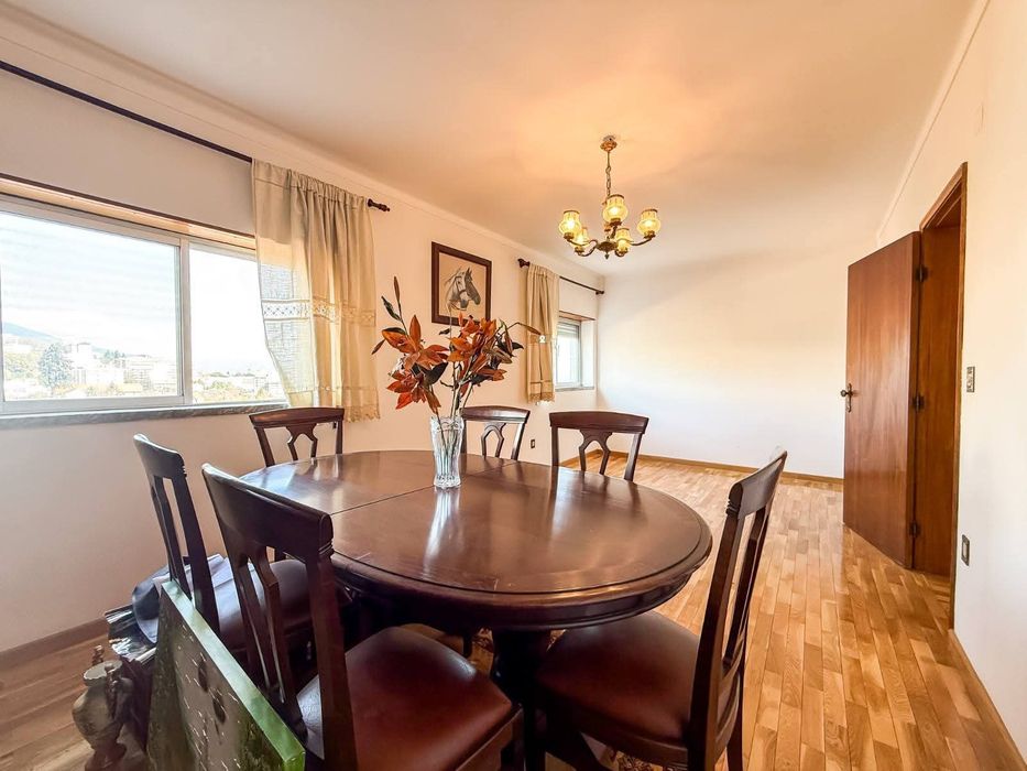 Sala de jantar  em madeira maciça