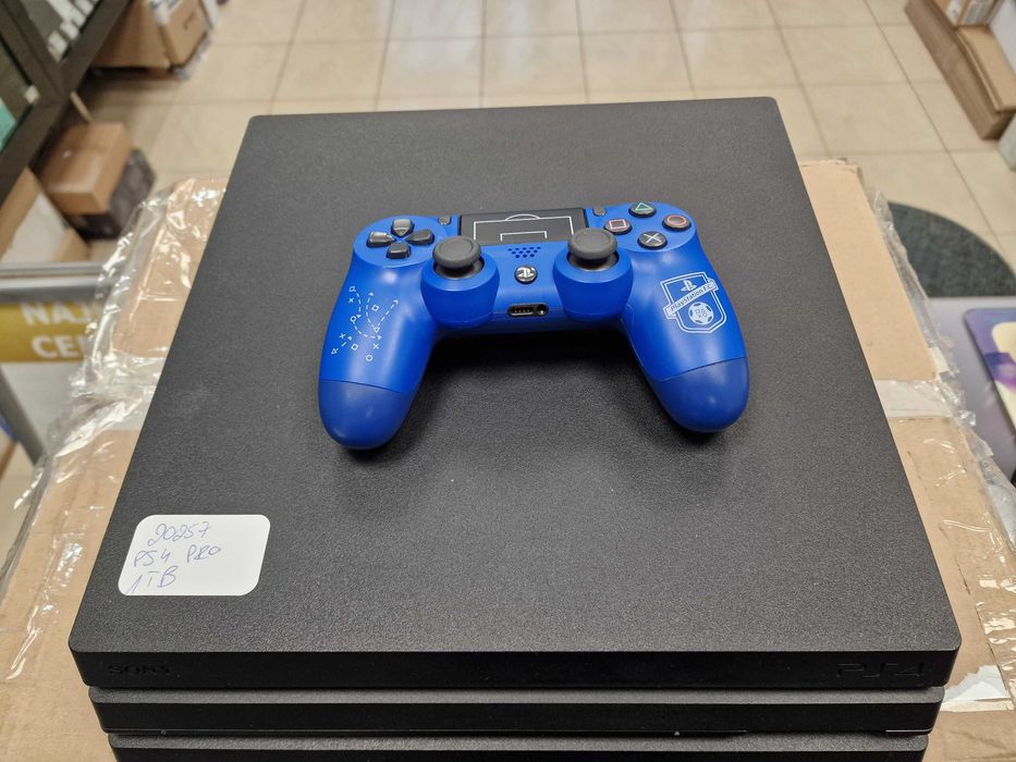 Konsola PS4 PRO PlayStation 4 PRO 1TB 7116B + pad + kable/ Grade A