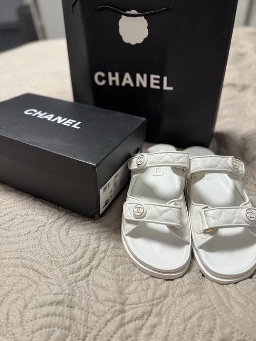 Klapki laczki pikowane Chanel – białe