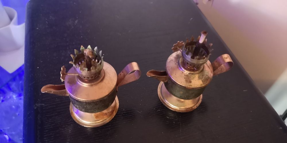 Dwie lampki naftowe miedziane miniaturki - bez klosza,  wys. ok 8 cm