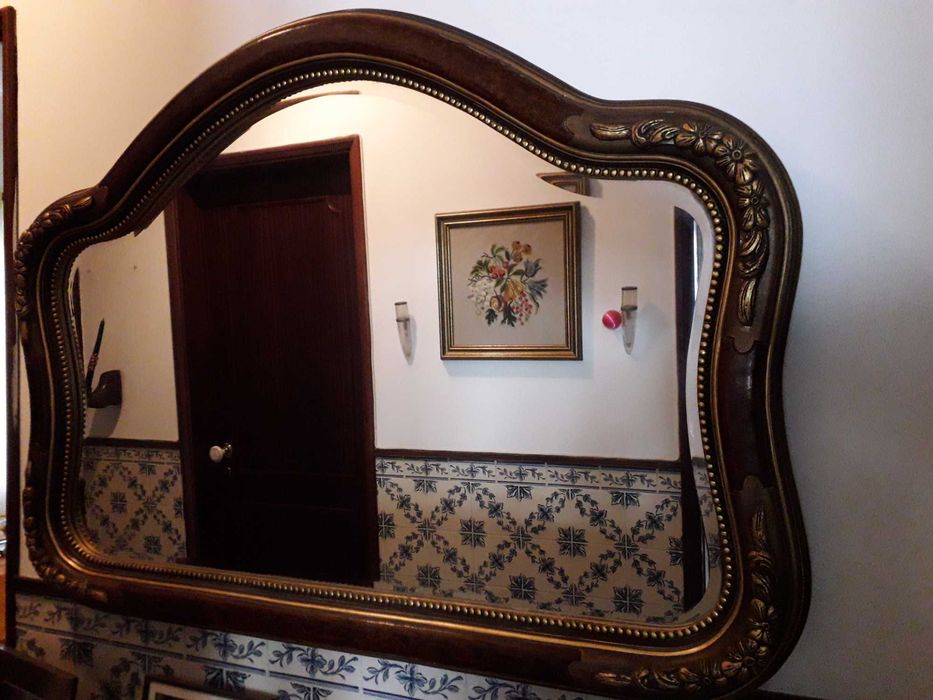 Móvel com três portas em mogno e espelho
