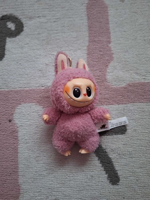 Różowe labubu maskotka