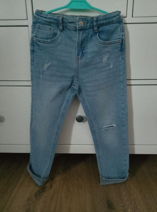 Jeansy 134 sinsay dla chłopca chłopięce