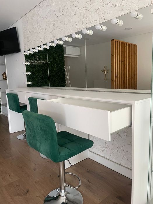 Móvel completo com bancos e espelhos