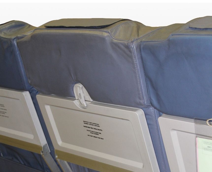 Cadeira tripla de classe económica de um avião da TAP Air Portugal